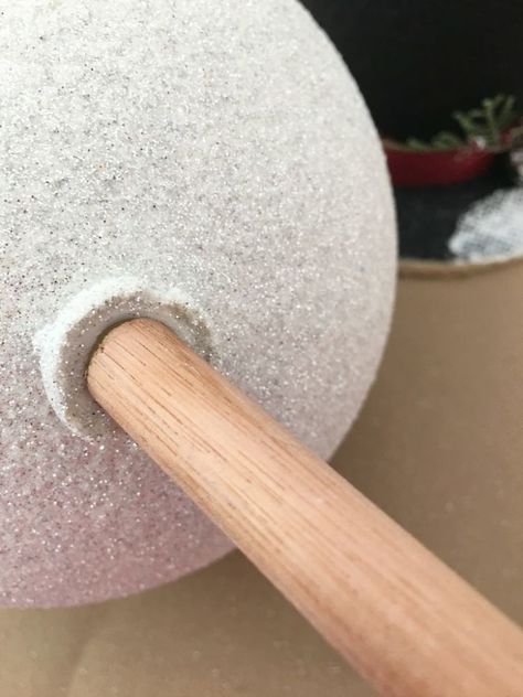 This is so darn cute! How To Make A Large Fake Snowman, Diy Spray Foam Snowman, Concrete Snowman Diy, Snowman Mouth Ideas, Snowman Diy Outdoor, Outside Snowman Ideas, Big Snowman Diy, Diy Indoor Snowman, Large Snowman Diy