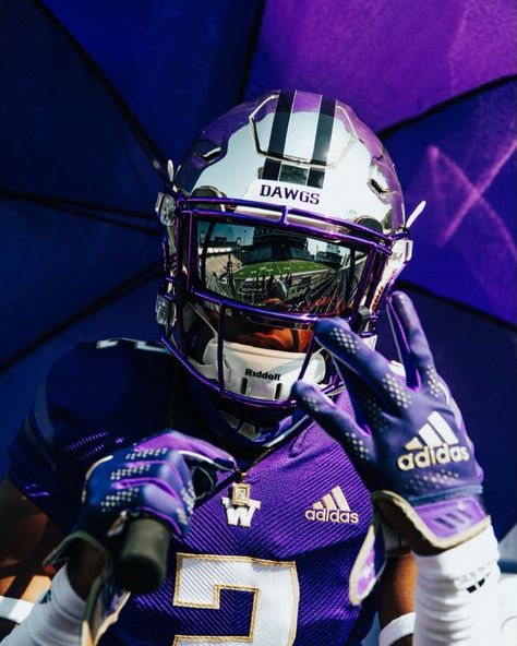 Washington Huskies Football Wallpaper, Nfl Background Wallpapers, Uw Football, Football Dip, American Football Cleats, Football Hits, Cool Football Pictures, Baylor Football, Drip Ideas