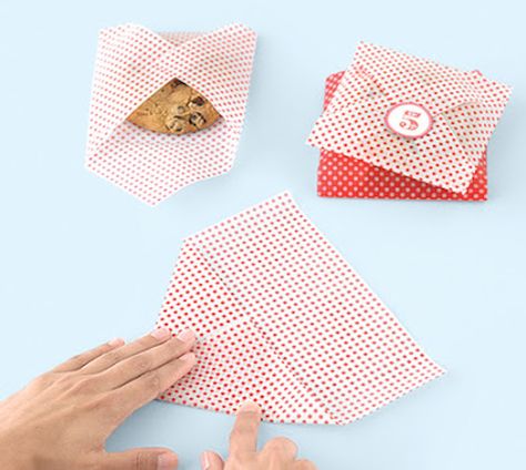 Colorful wax paper makes single-cookie packaging a cinch. Cookie Wrapping Ideas, Bake Sale Packaging, Bake Sale Ideas, Easy Wrap, Cookie Favors, Sale Ideas, Cookie Packaging, Navidad Diy, Cadeau Diy