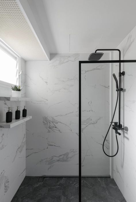 Fun Bathrooms, White Marble Shower, White Marble Bathrooms, Bilik Air, Marble Showers, Bathroom Inspiration Modern, Washroom Design, Bathroom Redesign, Toilet Design