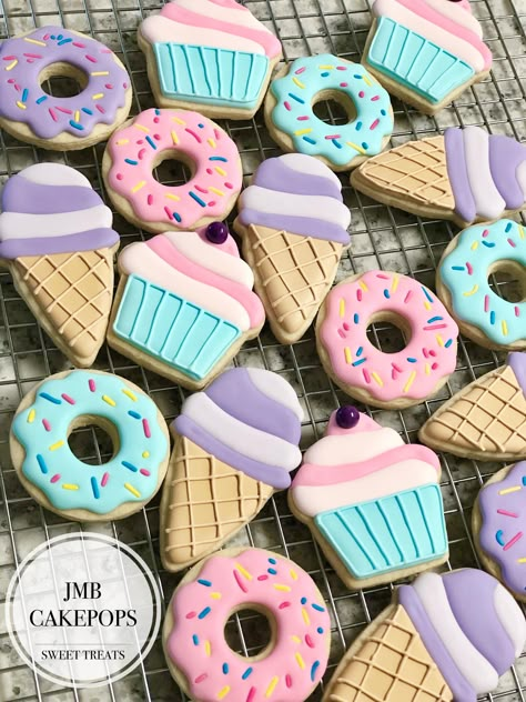 Donut Birthday Parties, Candy Land Christmas Door, Donut Birthday, Diy Candy Land, Candy Land Christmas Tree, Candy Land Christmas Decorations, Two Sweet, Diy Candy, Jojo Siwa