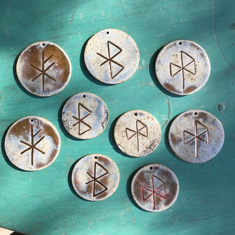 Bind Rune ornaments/hangings symbolizing: peace, happiness and joy, and wealth and prosperity. Rune For Wealth, Wealth Rune, Protective Rune Chain, Rune Ornaments, Runes Necklaces, Peace Happiness, Wealth And Prosperity, Tarot Art, Pottery Designs