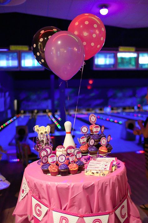 What a cute set up for a girl's bowling birthday party! Glow Bowling Party Ideas, Bowling Birthday Party Favors, Kids Bowling Party, Bowling Party Themes, Bowling Party Ideas, Bowling Party Favors, Birthday Bowling, Glow Bowling, American Girl Birthday Party