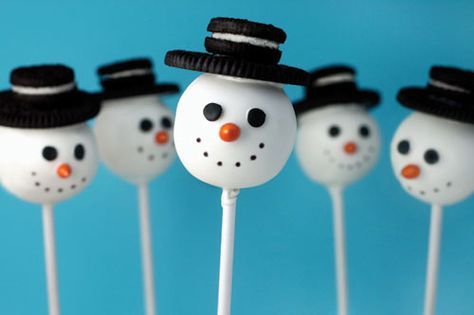 Cake Pop Receita, Snowman Cake Pops, Tårta Design, Snowman Cake, Christmas Cake Pops, Decorações Com Comidas, Cake Balls, Christmas Snacks, Holiday Cakes