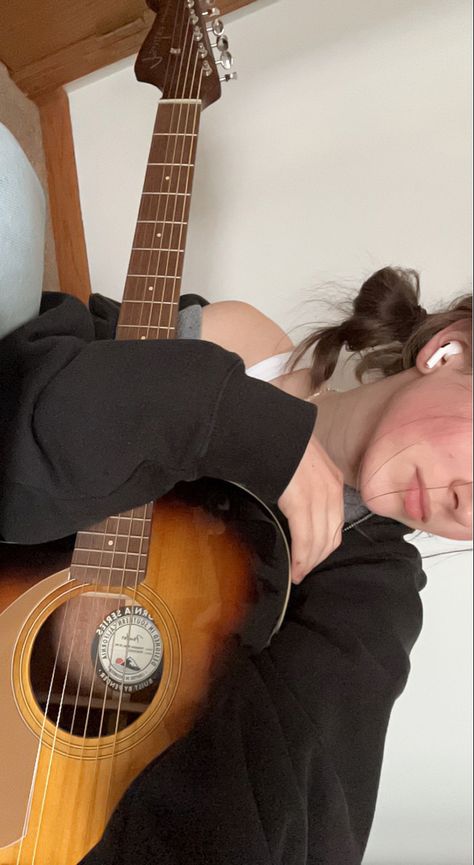 Guitar Player Aesthetic, Pose With Guitar, Female Guitarist Aesthetic, Poses With Guitar, Lara Core, Guitarist Aesthetic, Guitarist Girl, Studio Aesthetics, Player Aesthetic