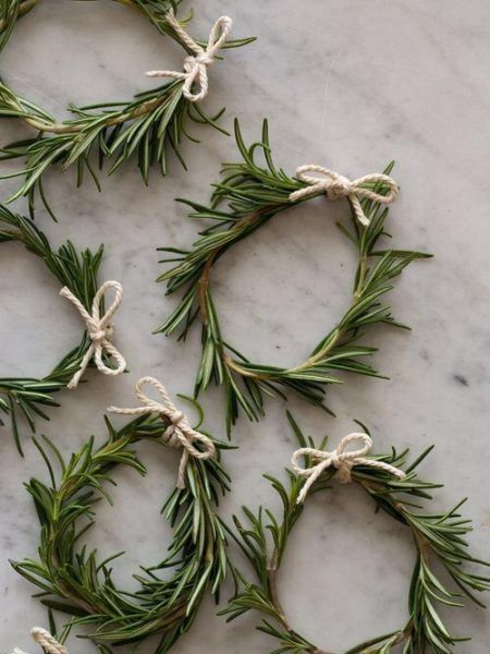 Rosemary Wreath, Natal Natural, Diy Snowman Decorations, Diy Thanksgiving Crafts, Navidad Natural, Zero Waste Christmas, Rustic Winter Decor, Scandinavian Christmas Decorations, Natural Christmas Decor