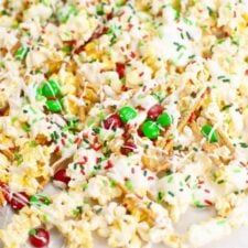 Easy Xmas Dessert, Christmas Popcorn Recipes, Popcorn Ideas, Chocolate Covered Popcorn, Holiday Popcorn, Christmas Crunch, White Chocolate Popcorn, Popcorn Cake, Christmas Popcorn