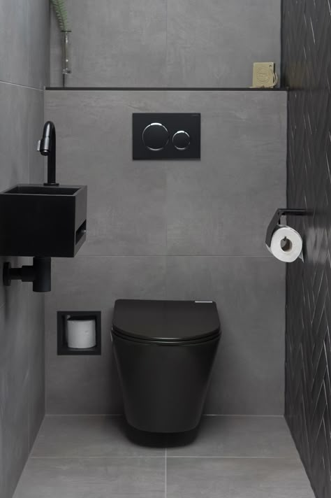 Understairs Toilet, Grey Toilet, Black Tub, Wc Design, Bathroom Design Black, Home Wine Cellars, Loft Bathroom, Black Toilet, Ideal Bathrooms