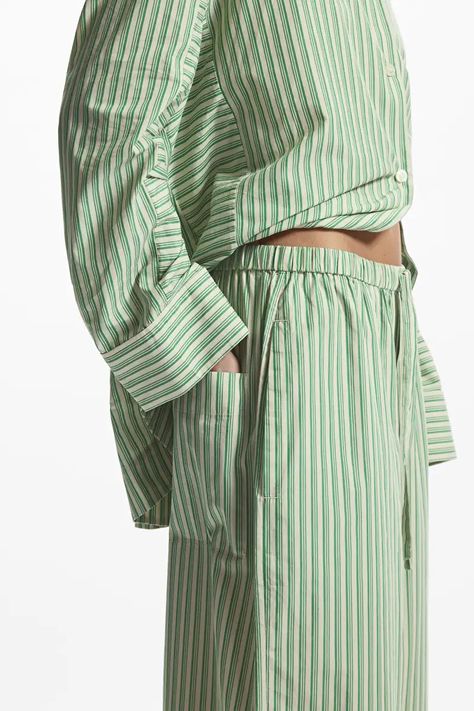 Pajama Pants Outfit, New England Fashion, Pyjama Trend, Pyjama Trousers, Striped Knitwear, Pajama Pattern, Elegant Outfit Classy, Outfit Classy, Girl Trends