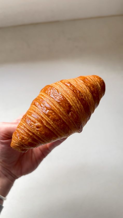 Authentic french croissants recipe. Follow this step-by-step recipe to get the perfect french croissants every time. Traditional Croissant Recipe, Crossiant Recipes, Matt Adlard, Classic Puff Pastry, French Croissants, Quick Rolls, Butter Block, French Croissant, Homemade Croissants