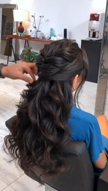 Enchanting Hairstyles, Reception Hairstyles, Sanggul Modern, Layer Hair, Hair Style On Saree, Engagement Hairstyles, Traditional Hairstyle, Ladies Hair, Bridal Hair Buns