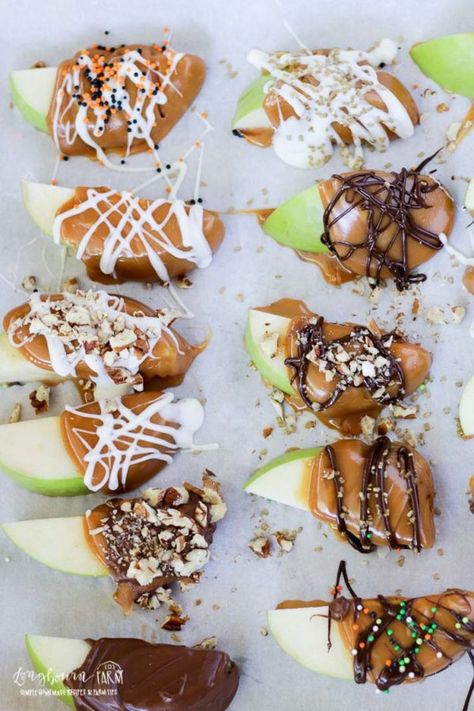 These adorable caramel apple slices are easy to eat and fun for the whole family to make! Crisp apples, chewy caramel, and festive toppings! Perfect easy Halloween treats to make with the kids. Wonderful Fall gift for neighbors. #longbournfarm #caramelapples #caramelappleslices #appletreat #kidtreat #halloweentreat #easyhalloweentreat #easycaramelapples #halloweenparty Caramel Apple Kits, Baked Apple Slices, Caramel Apple Slices, Fall Desserts Apple, Apple Slice Recipe, Caramel Apples Recipe, Caramel Apples Easy, Chewy Caramel, Apple Desserts Easy