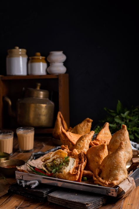 SAMOSA.....the indian teatime staple . on Behance Samosa Aesthetic, Indian Food Photography Styling, Samosa Photography, Ramadan Photography, Indian Samosas, South Indian Snacks, Delicious Food Image, Book Shoot, Indian Food Photography