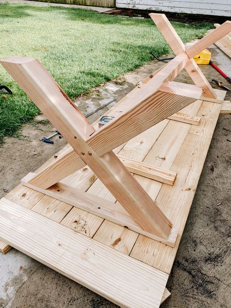 DIY farmhouse outdoor table (with free plans) - Shoe Makes New Farmhouse Outdoor Table, Outdoor Dining Table Diy, Dining Table Diy, Backyard Table, Diy Patio Table, Diy Outdoor Table, Farmhouse Outdoor, Outdoor Patio Table, Diy Dining Table