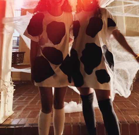 college halloween costume ideas, cow costume, t shirt costume, diy costume, cute halloween costume, halloween duo costume, best friend costume, easy costume Cow Halloween Costume Women, Cow And Farmer Costume Halloween, Halloween Cow Costume Women, Cute Cow Halloween Costume, Cow Costume Diy, Diy Cow Costume For Women, Cute Cow Costume, Cow Diy Costume, Cow Outfits Halloween