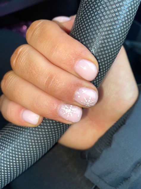 Simple Shellac Christmas Nails, Biab Gel Nails Winter, Snowflake Biab Nails, Builder Gel Christmas Nails Short, Simple Christmas Nails Natural Nail, Snow Flake French Tips Nails, Pretty Short Nails Gel Winter, Builder Gel Nails Christmas, Painted Christmas Nails Short