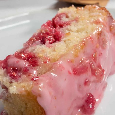 Paleo Lemon Raspberry Cake, Vegan Rasberry Deserts, Vegan Lemon Raspberry Cake, Vegan Raspberry Recipes, Lemon Recipes Vegan, Vegan Raspberry Cake, Fresh Raspberry Recipes, Vegan Lemon Drizzle Cake, Dairy Free Cakes