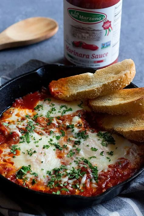 Spanish Baked Eggs, Eggs Tomato Sauce, Italian Baked Eggs, Oven Baked Eggs, Baked Egg Cups, Italian Eggs, Foods Breakfast, Kitchen Italian, Eggs Dinner