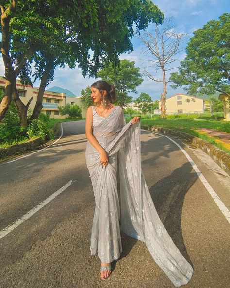 Pose In Sarees, How To Pose With Saree, Single Poses In Saree, Shadi Poses For Single, Modern Saree Poses, Shari Pose Idea, Saree Standing Pose, Pose For Indian Outfit, Saree Picture Poses