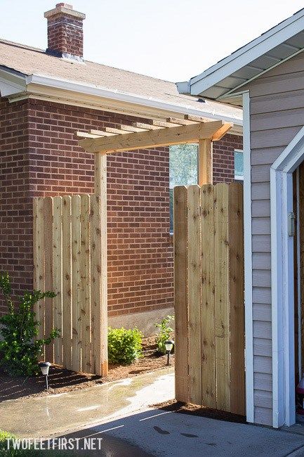 How to create a Simple Pergola Over a Gate. Update your fence by adding a pergola! Process to install new post for fence. Gate Pergola, Build Fence, Simple Pergola, Fence Pergola, Timber Frame Pergola, Building A Gate, Garden Gate Design, Fence Gates, Wooden Gate