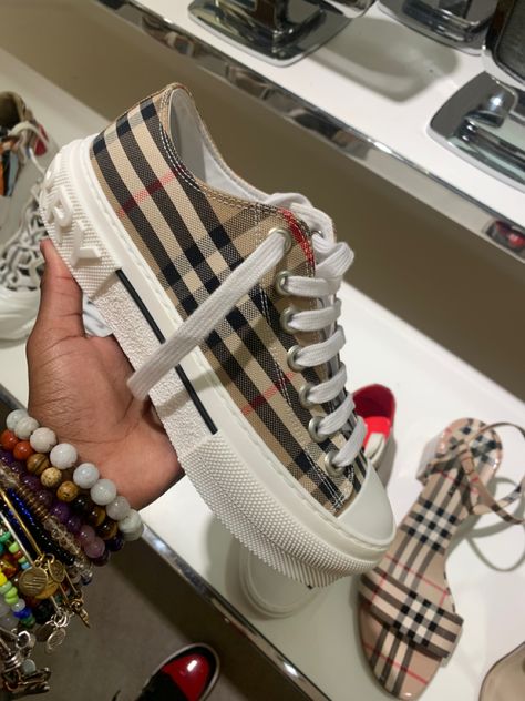 Burberry Shoes Outfit, Zapatillas Louis Vuitton, Pretty Sneakers, Creative Jewelry Photography, Dr Shoes, Pretty Shoes Sneakers, Kicks Shoes, All Nike Shoes, Shoes Outfit Fashion