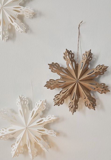 Beige Christmas Decorations, Christmas Beige Aesthetic, Beige Aesthetic Christmas, Christmas Aesthetic Warm, Beige Christmas Aesthetic, Beige Christmas Decor, Bungalow Christmas, Paper Star Christmas, Beige Christmas