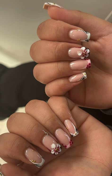 Short Nails Trending, Short Acrylic Nail Styles, Nail Designs Summer Black Women, French Tip Nails With Different Colors, Square Biab Nails Inspiration, Vintage Nail Inspiration, Copy And Paste Latina Nails Short, Neutral Nails With Pop Of Color, Square Gel Nails Medium Design