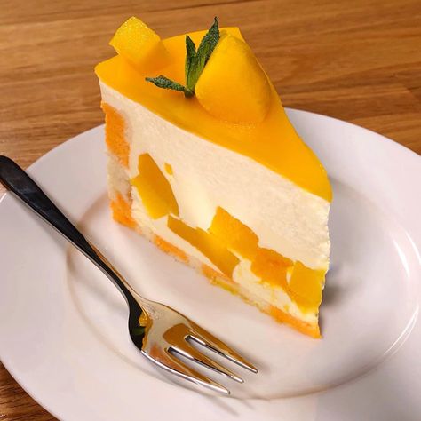 Learn how to make this Mango Mousse Cake! Stunning cake made of a moist sponge cake topped with a creamy mango mousse, fresh sliced mangoes, and finished with a sweet mango gel topping. This is your serious mango craving fix! Mango Mouse, Mango Mousse Cake, Mousse Cake Recipe, Mango Mousse, Mango Dessert, Mango Cake, Cooking Homemade, Mango Recipes, Cakes And Pies