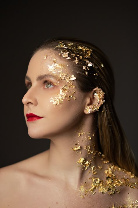 Gold Avant Garde Makeup, Gold Leaf Photography, Gold Foil Photoshoot, Gold Make Up Ideas, Gold Flakes Makeup, Body Glitter Aesthetic, Taylor Swift Makeup Ideas, Gold Leaf Makeup, Clio Muse