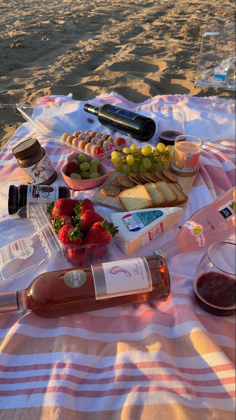 Charcuterie board 
Wine
Sand
Lemonade
Picnic 
Beach 
Candle Wine Beach Aesthetic, Simple Beach Picnic, Picnic Ideas Simple, Beach Picnic Food Ideas, Picnic Ideas Beach, Aesthetic Charcuterie Board, Aesthetic Beach Picnic, Date Ideas Beach, Beach Picnic Food