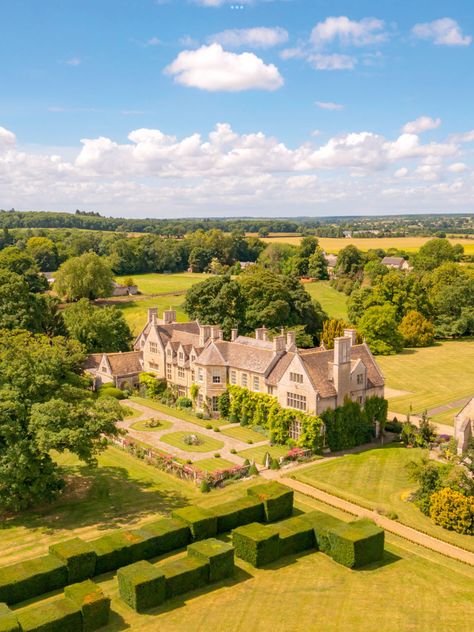 English Country Estate, Houses For Sale Near Me, Country Manor House, Royal Home, Copper Tub, Chandelier Kitchen, English Manor Houses, Topiary Garden, Gothic Ideas