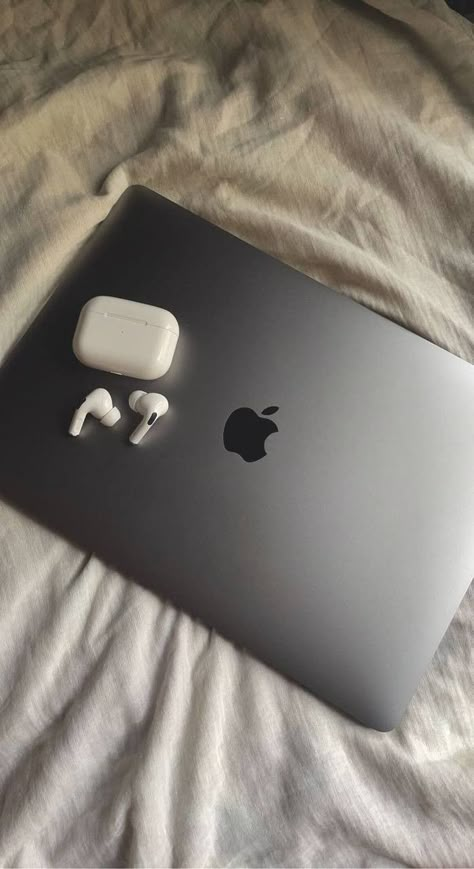 Laptop And Airpods Aesthetic, Mack Book Air Aesthetic, Airpods Snap, Air Pods Aesthetic, Macbook Air Aesthetic, Macbook Snap, Mac Aesthetic, Airpods Aesthetic, Apple Pc