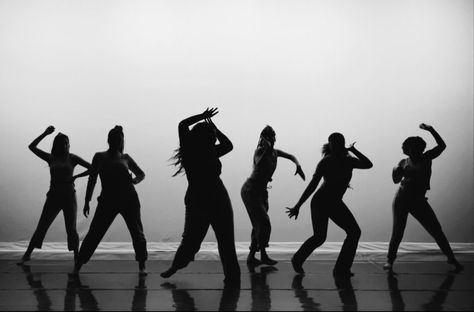 Dance Camp Ideas, Bailar Aesthetic, Dancing Aesthetic Hip Hop, Black Dancer Aesthetic, Hip Hop Dance Aesthetic, Choreographer Aesthetic, Hip Hop Dancer Aesthetic, Dancer Aesthetic Hip Hop, Dance Class Aesthetic