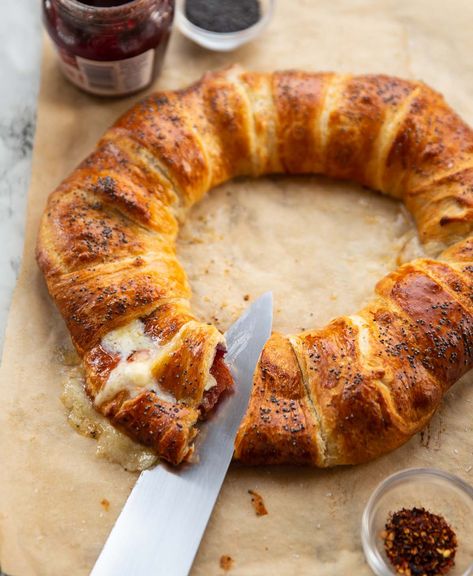 Brie Cranberry Wreath Appetizer, Cranberry Brie Bacon Crescent Ring, Croissant Brie Cranberry, Holiday Wreath Appetizers Crescent Rolls, Ham And Brie Croissant, Crescent Roll Brie Cranberry Wreath, Cranberry And Brie Wreath, Brie Bacon Cranberry Wreath, Croissant Wreath Recipe