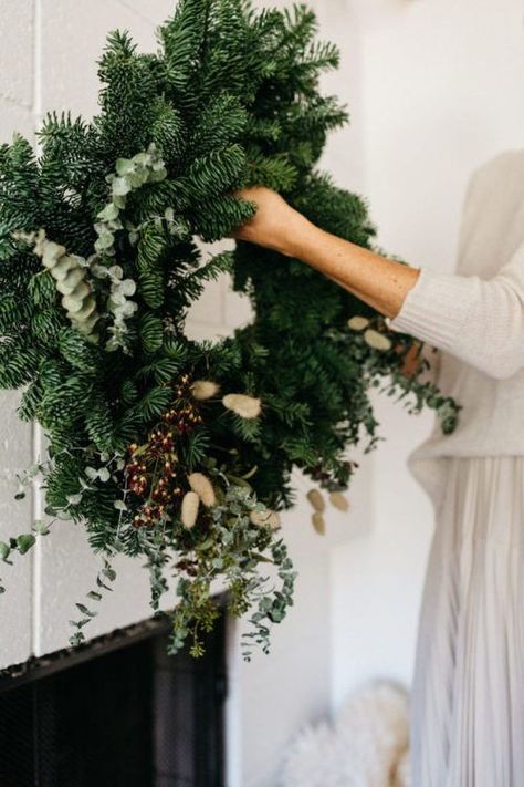 lustingupon:http://lustingupon.tumblr.com Christmas Decor Photoshoot, Wreath Photoshoot, Natal Natural, Classy Christmas Decor, Chirstmas Decor, Evergreen Christmas, Minimalist Christmas Decor, Natural Christmas Decor, Real Christmas