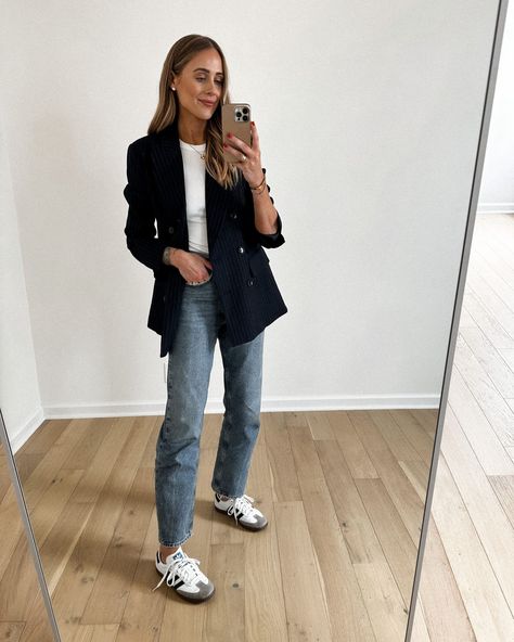 Blazer And Sneakers Outfit, Black Blazer With Jeans, Navy Blazer Outfits, Travel Outfits For Women, Jeans And Sneakers Outfit, Best Travel Outfits For Women, Airport Outfit Ideas, Looks Adidas, Outfit Airport