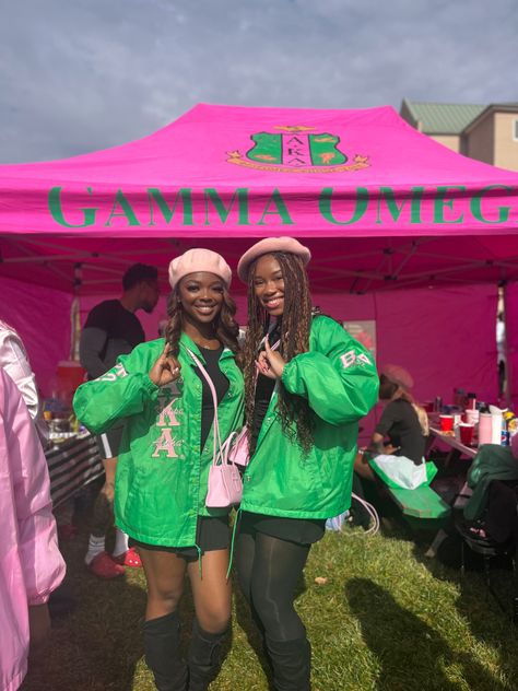 Alpha kappa alpha sorors at hbcu homecoming, matching pink small telfar bags and line jackets and pink berets/ undergrad black sorority chapter Aka Stroll, Aka Homecoming Outfits, Aka Decorations, Alpha Kappa Alpha Founders, Hbcu Homecoming, Black Sorority, University Washington, Telfar Bags, Pink Beret