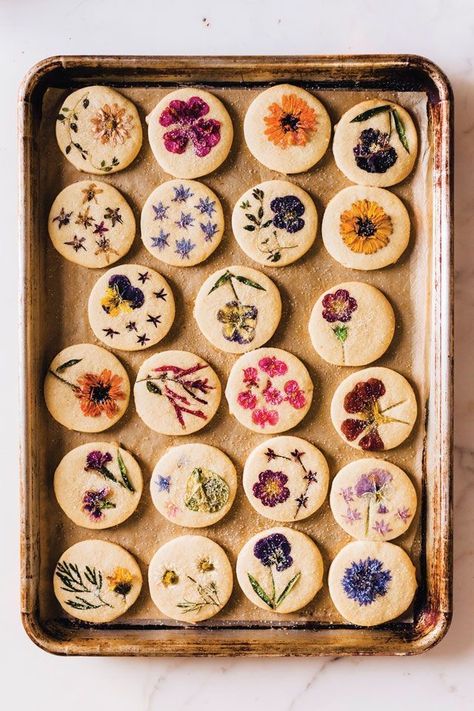 Edible Flowers Recipes, Spring Cookies, Dandelion Recipes, בר מצווה, Flower Cookies, Flower Food, Shortbread Cookies, Edible Flowers, Pretty Cakes