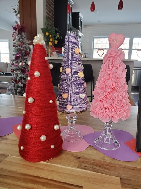 Styrofoam cones wrapped in yarn and covered in foam flowers. Valentine Yarn Wrapped Trees, Valentines Diy Crafts, Valentine Trees, Diy Valentines Decor, Valentines Day Tree, Valentines Tree, Ideas San Valentin, Pink Decorations, Valentines Day Diy