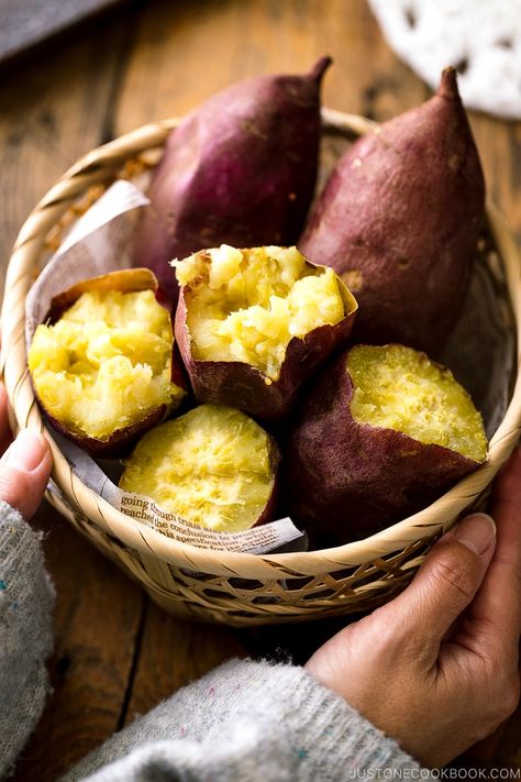 With this foolproof recipe, you can make Baked Japanese Sweet Potatoes (Yaki Imo) that are perfectly tender, fluffy, and sweet! #yakiimo #japanesesweet potato #satsumaimo | Easy Japanese Recipes at JustOneCookbook.com Japanese Sweet Potatoes, Sweet Potato Wrap, Desserts Japonais, Japanese Potato, Steamed Sweet Potato, Japanese Sweet Potato, Sweet Potato Skins, Natural Snacks, Easy Japanese Recipes