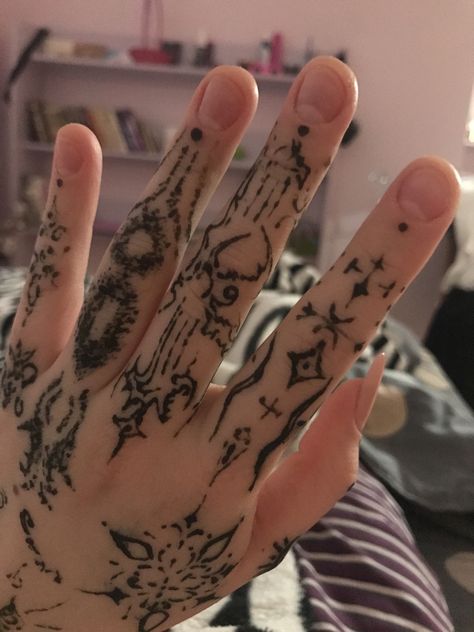 Scary Finger Tattoos, Thick Finger Tattoo, Tattoo Cool Ideas, Hand Cybersigilism, Hand Tattoo Symbols, Cybersigilism Tattoo Hand, Goth Tattoo, Sigil Tattoo, Type Tattoo