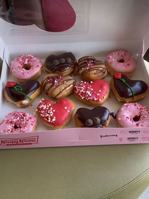 Heart doughnuts Valentines Day Doughnut, Doughnut Valentines Boxes, Doughnut Valentines, Valentines Donut, Heart Donut, Pastel Cupcakes, Birthday Donuts, Cute Baking, Food Babe