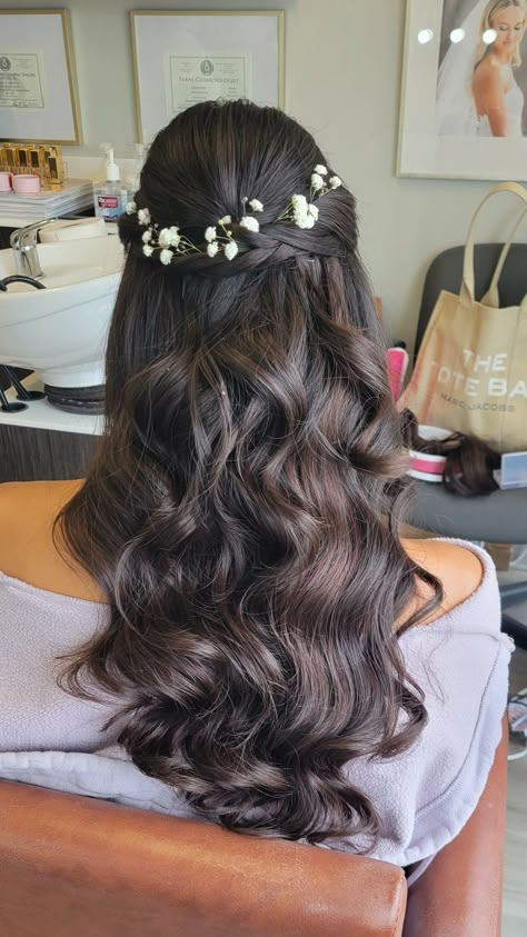 Brunette hairstyle for wedding Brown Hair Down Wedding, Ring Ceremony Hairstyles, Brunette Hair Wedding Styles, Open Hair With Flowers, Half Up Half Down Wedding Hair With Flowers, Brunette Bride Hairstyles, Loose Curls Half Up Half Down, Wedding Hair Baby Breath, Baby Breath Hairstyles