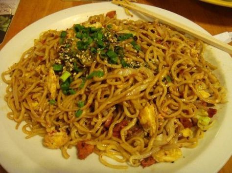 Hawaiian Saimin and Ramen Noodle. this website gives u the guidelines on how to make ramen and saimin. Now I can use what I have in my kitchen Fried Saimin Recipe Hawaii, Fried Saimin Recipe, Saimin Recipe, Fried Saimin, Fried Ramen, Hawaiian Foods, Local Recipes, Asian Side Dishes, Hawaiian Dishes