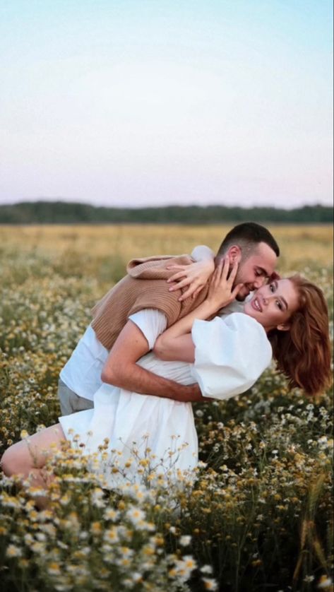 Couple Outfits For Pictures, Wedding Anniversary Pictures, Engagement Photography Poses, Romantic Couples Photography, Save The Date Photos, Couple Picture Poses, Couple Photoshoot Poses, Couple Beach, Photo Poses For Couples