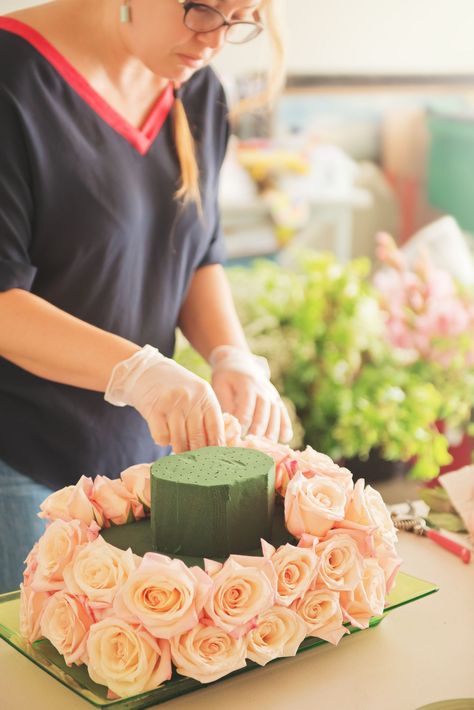 Floral Mechanics, Becoming An Event Planner, Tropical Flower Arrangements, Gardening Tricks, Rose Flower Arrangements, Clergy Stoles, Easy Fall Decor, Rose Centerpieces, Flower Vase Arrangements