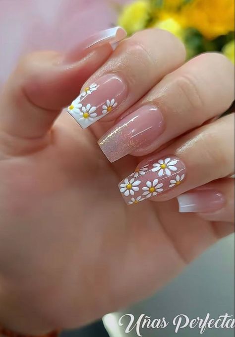 Uv Gel Nails Designs, Coral Nails With Design, Manicure Spa, Summer Vacation Nails, Elegant Touch Nails, Fancy Nails Designs, Daisy Nails, Blush Nails, Vacation Nails