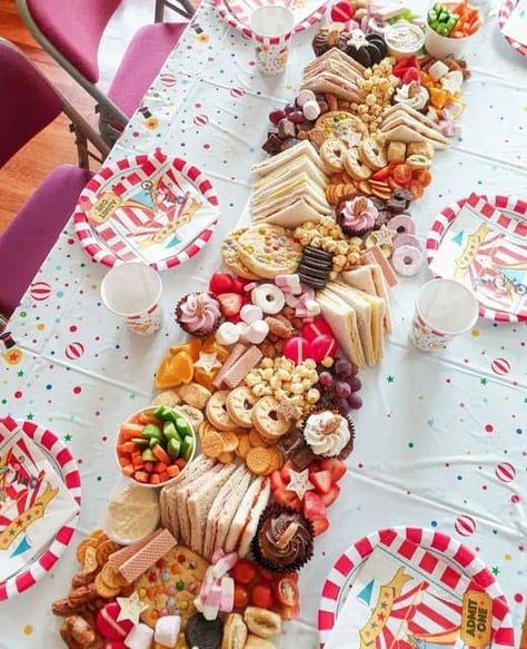 3rd Birthday Food, Lots Of Food On Table, 2 Year Birthday Party Food, Food Ideas For 2nd Birthday Party, 2 Year Birthday Food Ideas, 3 Year Birthday Party Food, Party Lunch Boxes Birthday, 5 Year Birthday Party Food, First Birthday Platter