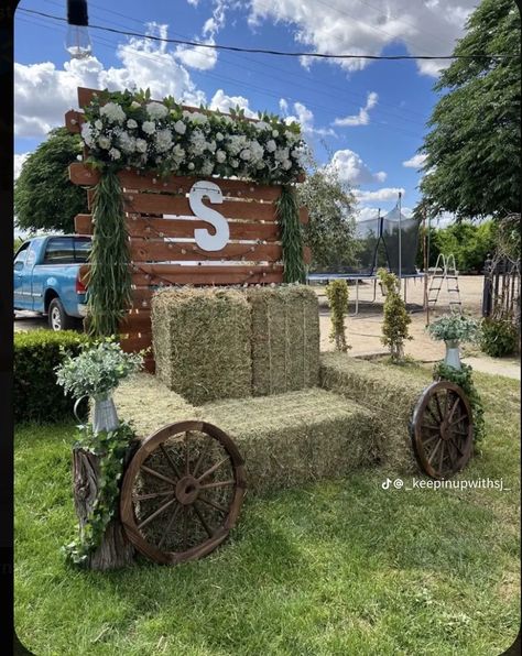 Rustic Western Theme Party, Rancho Party Ideas, Rancho Theme Birthday Party, Country Quinceanera Ideas Decoration, Jaripeo Decorations, Rustic Quinceanera Invitations, Quinceanera Ranchera Ideas, Cowgirl Quinceanera Ideas Western Theme, Country Centerpieces Party