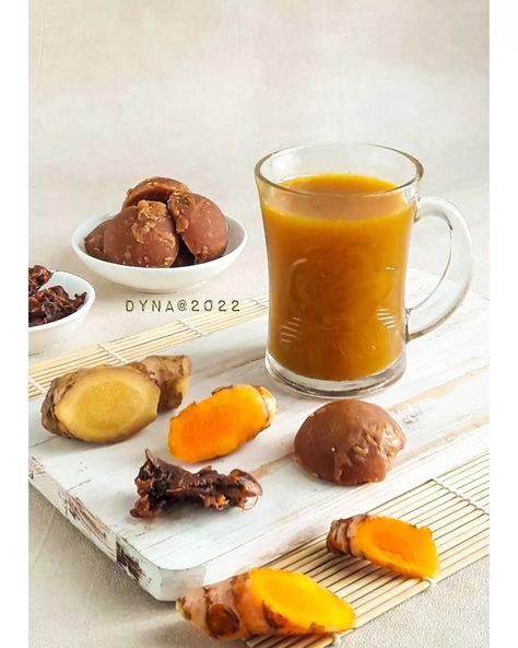 Kunyit Asam, Herbal Drink, Herbal Drinks, Juicing For Health, Pretzel Bites, Traditional Food, Food Drinks, Indonesia, Benefits